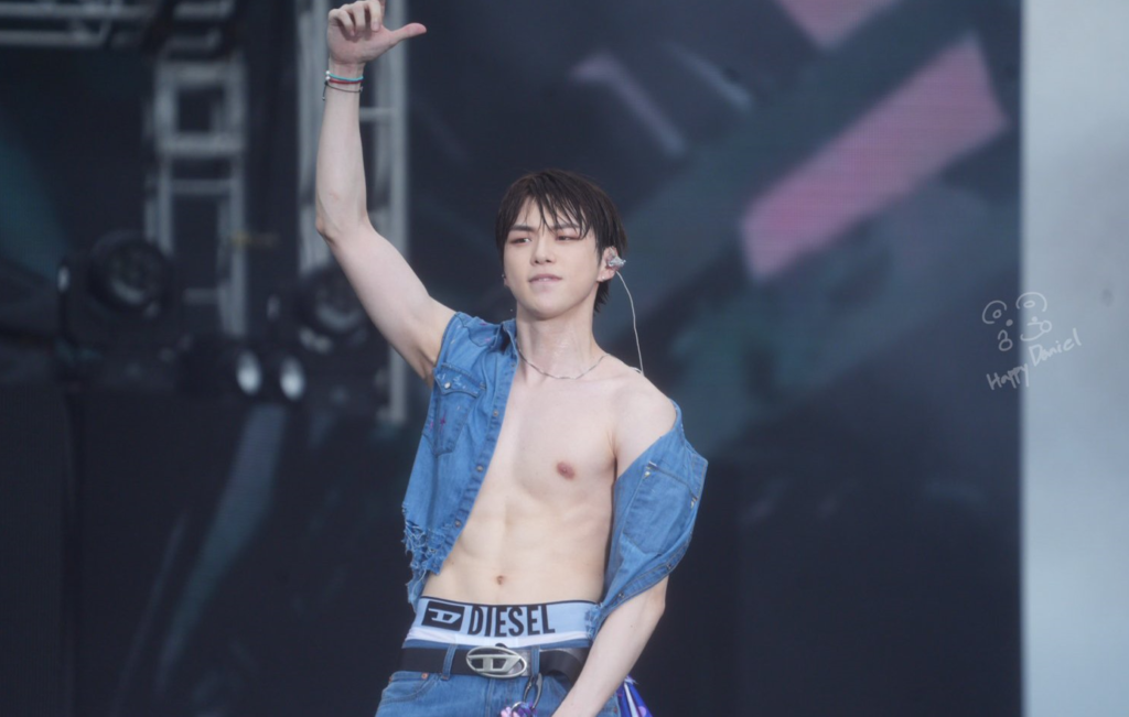Kang Daniel, who is hot like water bomb, looks like he will always have a great time