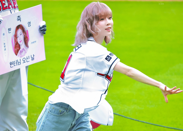 aespa WINTER looks adorable throwing the first pitch