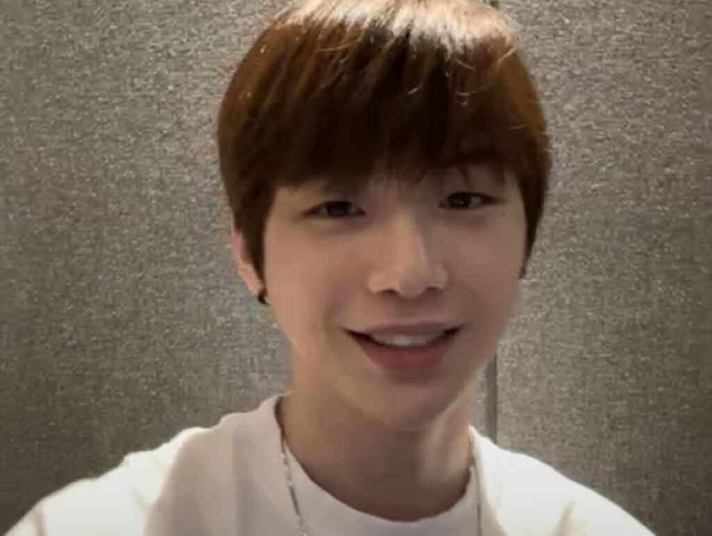 Kang Daniel drives knetizens crazy with his youthful face in latest live broadcast