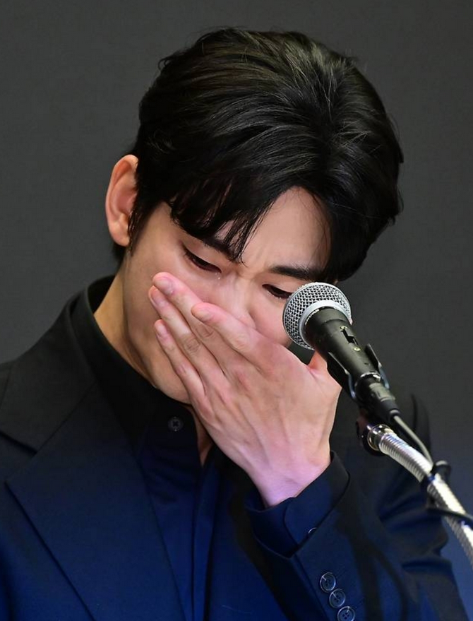 Kim Soo-hyun completely denies allegations of dating Kim Sae-ron when she was a minor